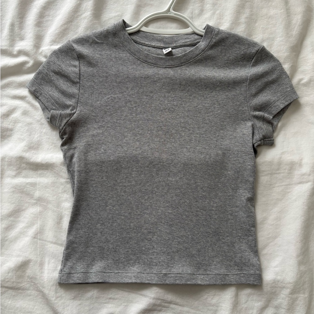UNIQLO Gray Fitted T-Shirt